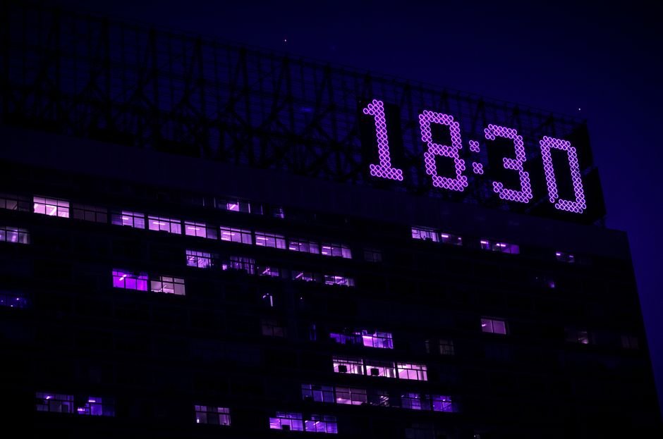 Ambiance nocturne et heure affichée