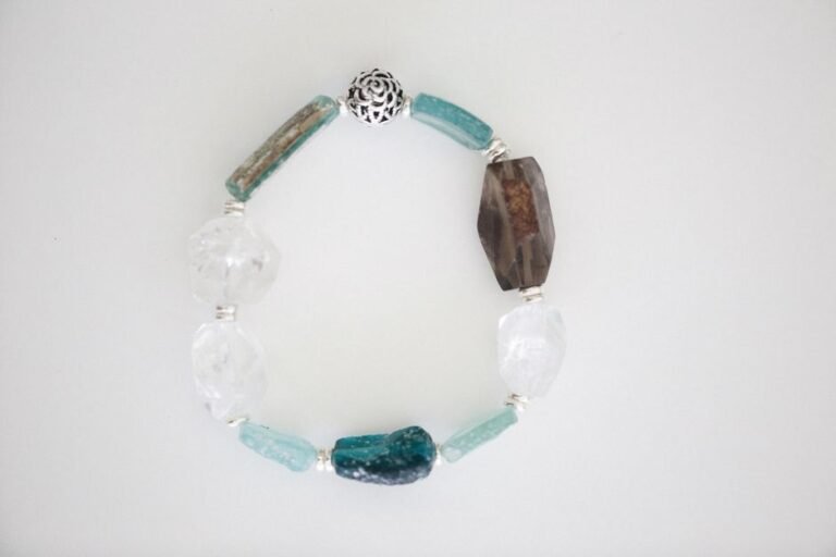 Bracelet de pierres naturelles sur fond blanc