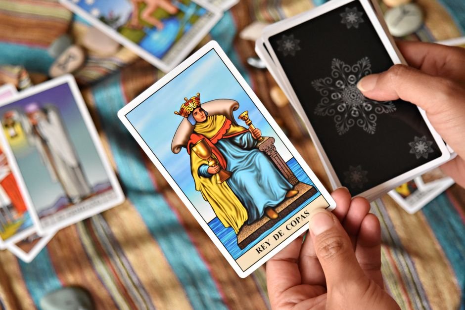 Cartes de tarot disposées sur une table