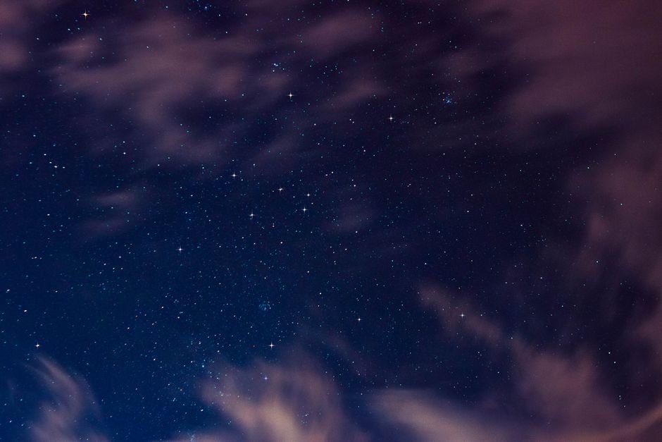 Ciel nocturne étoilé évoquant l’astrologie