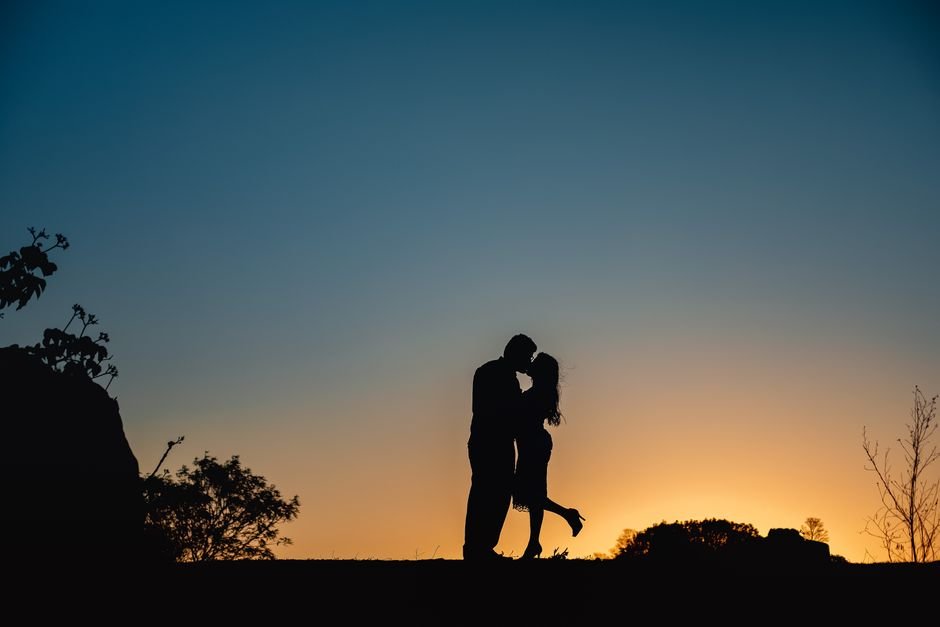 Deux êtres reliés au crépuscule