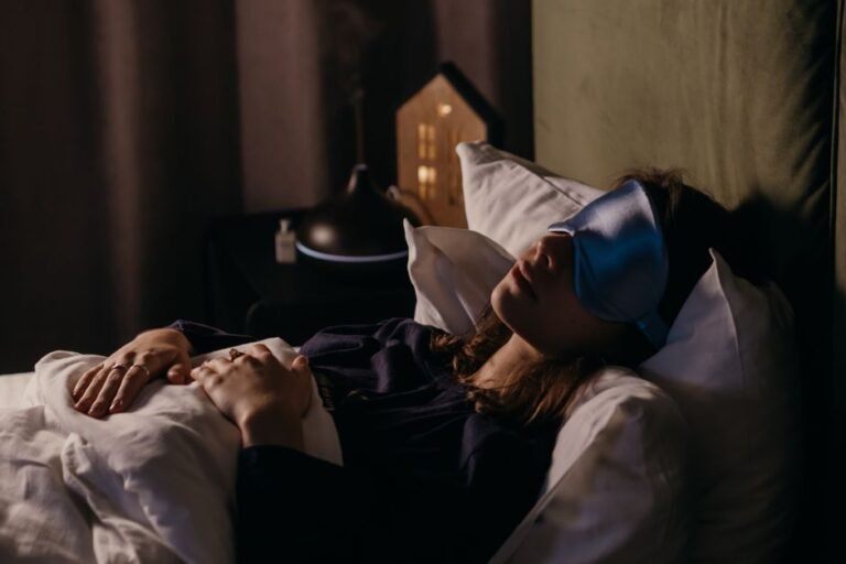 Femme endormie avec un masque de nuit