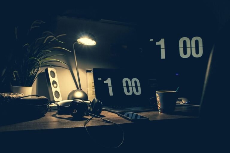 Horloge lumineuse dans la nuit