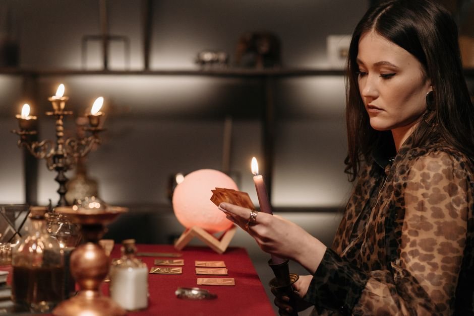 Lecture de tarot à la lueur des bougies