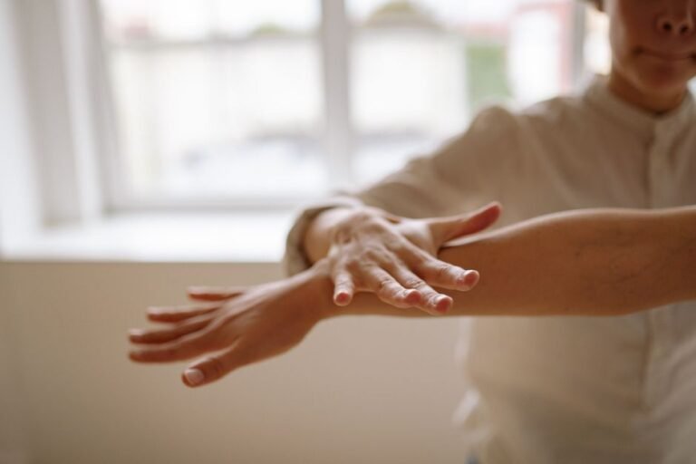 Mains d’un magnétiseur en séance