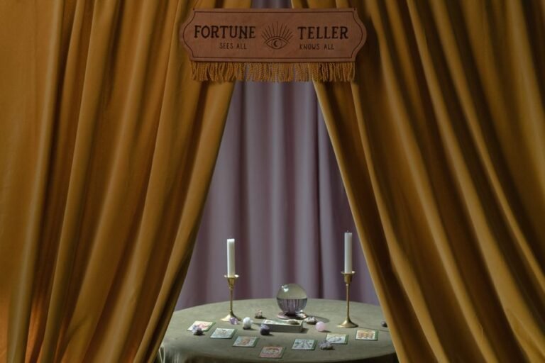 Mise en scène de voyance avec boule de cristal et tarot