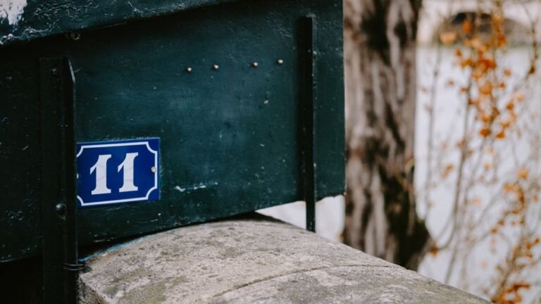 Plaque émaillée du nombre 11 sur une boîte aux lettres