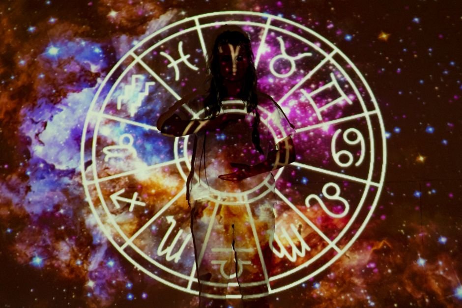 Roue du zodiaque avec les douze signes astrologiques projetée sur un fond cosmique