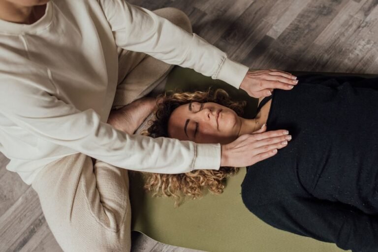 Séance de reiki, mains au-dessus du corps