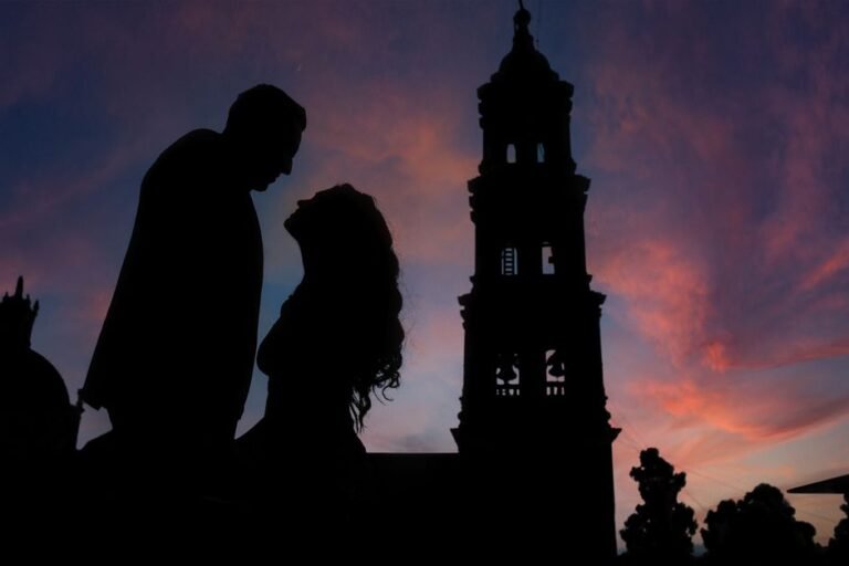 Silhouette d’un couple au coucher de soleil